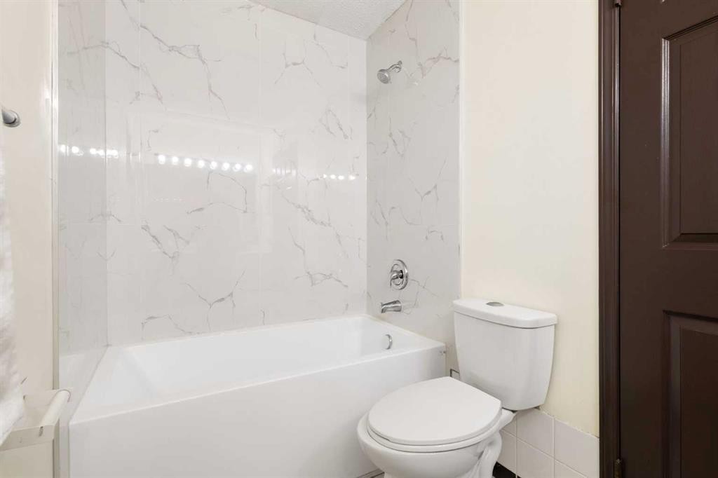 508 78 Avenue Sw, Calgary, AB - Indoor Photo Showing Bathroom