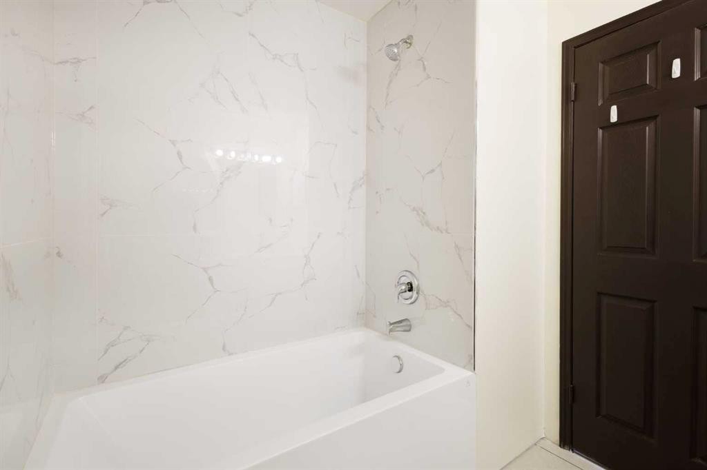 508 78 Avenue Sw, Calgary, AB - Indoor Photo Showing Bathroom