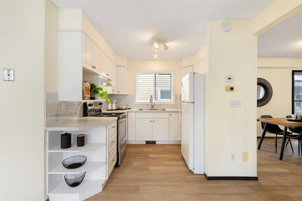 508 78 Avenue Sw, Calgary, AB - Indoor Photo Showing Kitchen With Double Sink