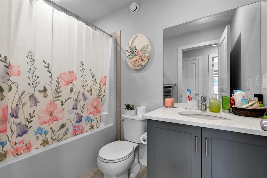 273 Lucas Avenue Nw, Calgary, AB - Indoor Photo Showing Bathroom