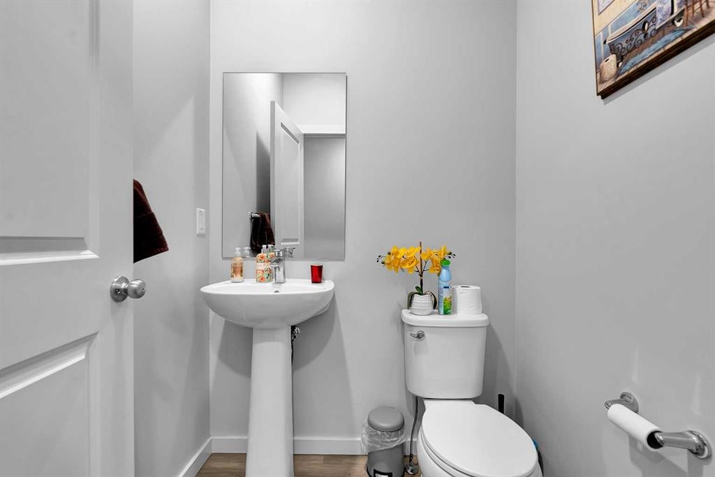 273 Lucas Avenue Nw, Calgary, AB - Indoor Photo Showing Bathroom