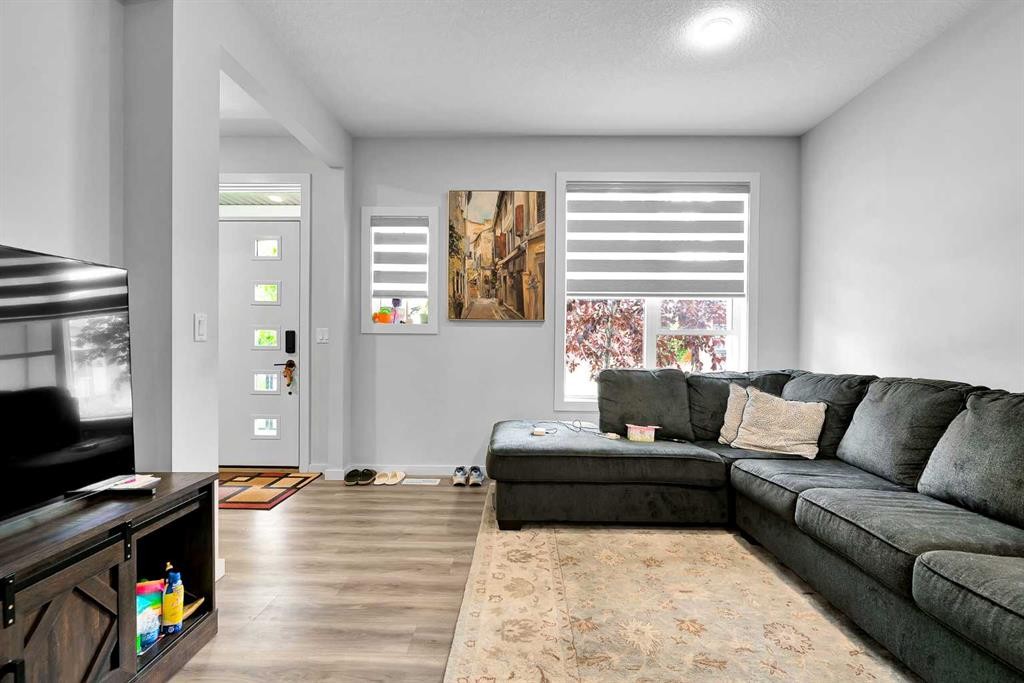 273 Lucas Avenue Nw, Calgary, AB - Indoor Photo Showing Living Room