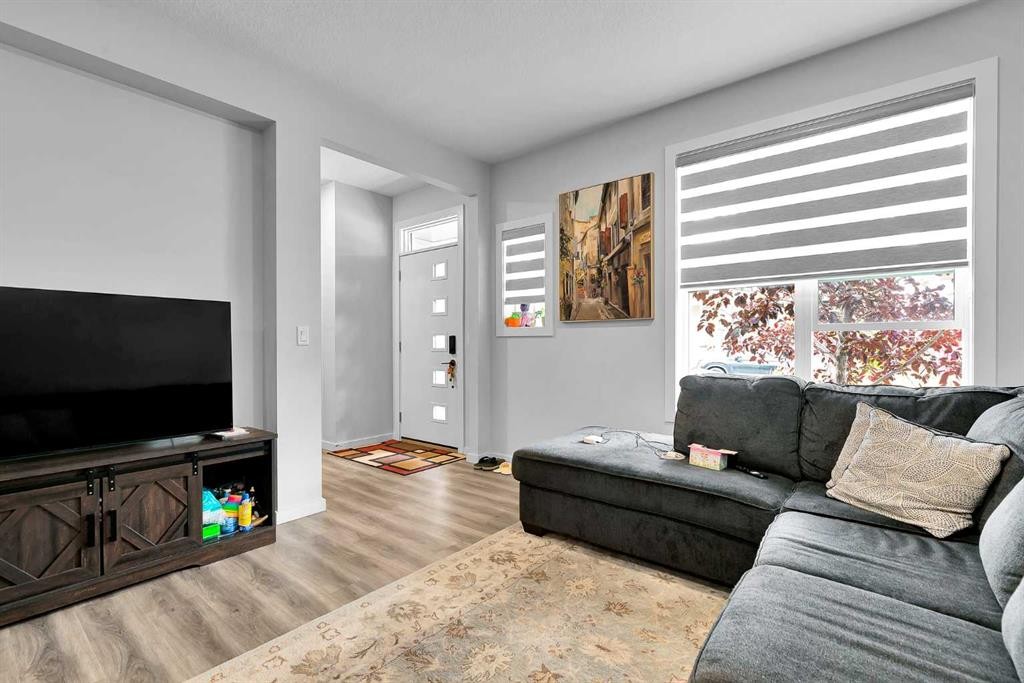 273 Lucas Avenue Nw, Calgary, AB - Indoor Photo Showing Living Room