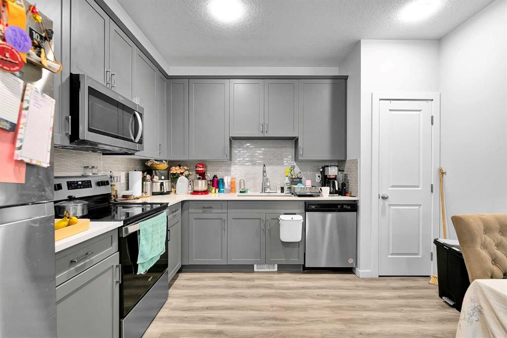 273 Lucas Avenue Nw, Calgary, AB - Indoor Photo Showing Kitchen With Stainless Steel Kitchen