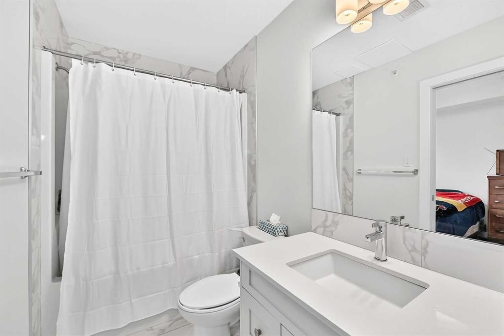 409-30 Walgrove Se, Calgary, AB - Indoor Photo Showing Bathroom