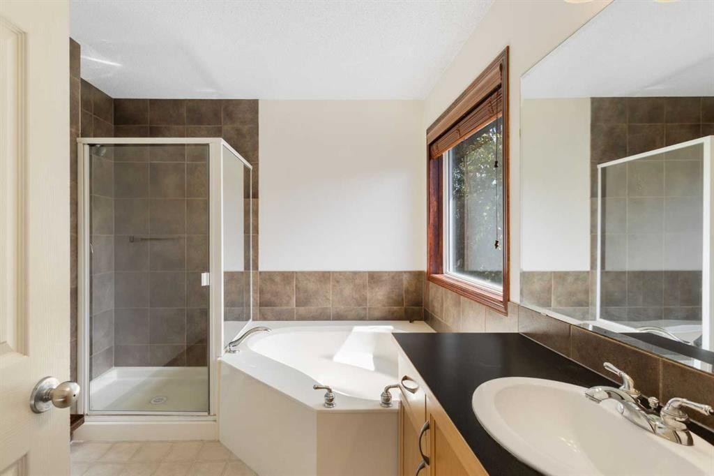 57 Everoak Circle Sw, Calgary, AB - Indoor Photo Showing Bathroom