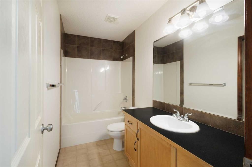 57 Everoak Circle Sw, Calgary, AB - Indoor Photo Showing Bathroom