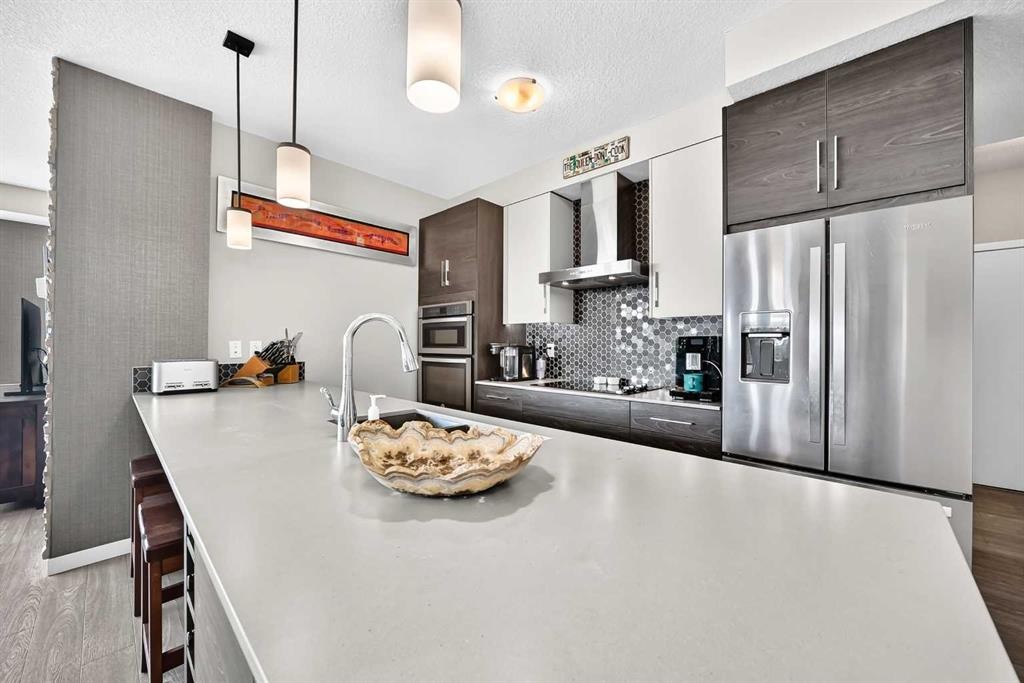 201-122 Mahogany Centre Se, Calgary, AB - Indoor Photo Showing Kitchen With Stainless Steel Kitchen With Upgraded Kitchen