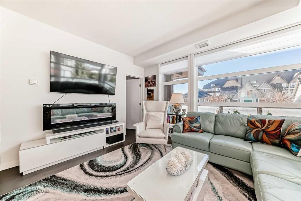 202-122 Mahogany Centre Se, Calgary, AB - Indoor Photo Showing Living Room