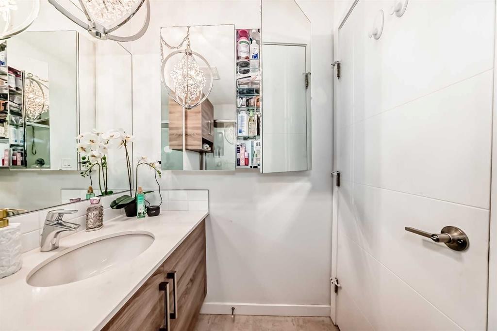 202-122 Mahogany Centre Se, Calgary, AB - Indoor Photo Showing Bathroom