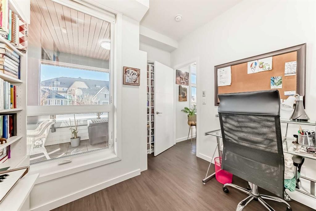 202-122 Mahogany Centre Se, Calgary, AB - Indoor Photo Showing Office