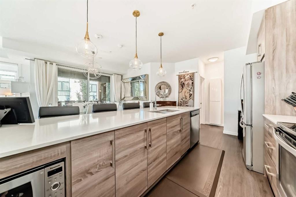 202-122 Mahogany Centre Se, Calgary, AB - Indoor Photo Showing Kitchen With Upgraded Kitchen
