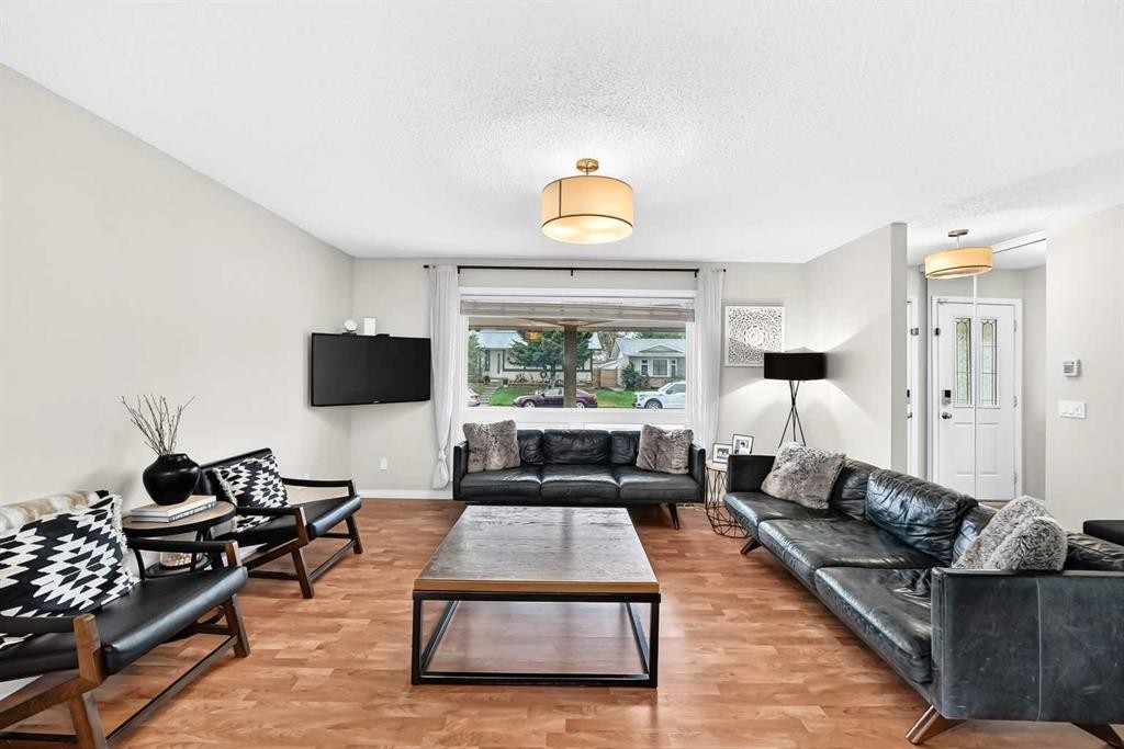 119 Maitland Rise Ne, Calgary, AB - Indoor Photo Showing Living Room