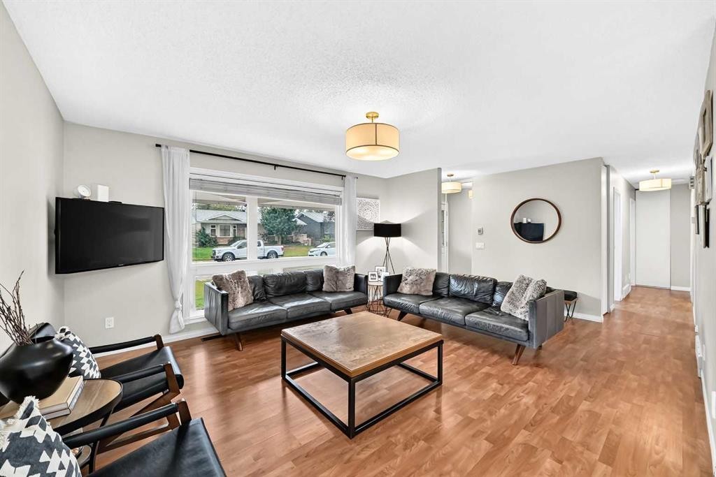 119 Maitland Rise Ne, Calgary, AB - Indoor Photo Showing Living Room
