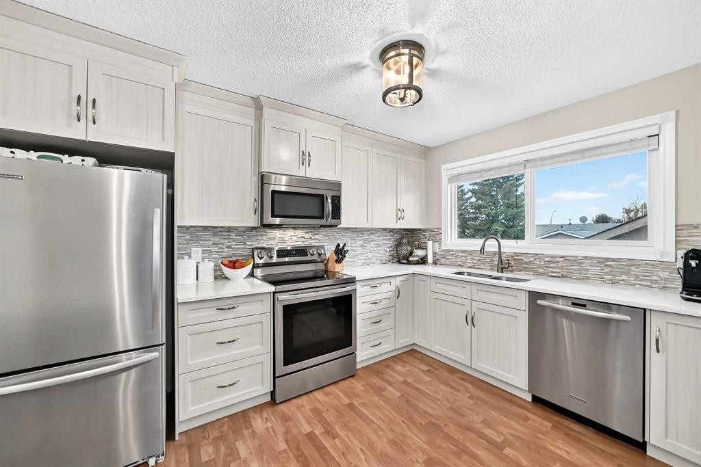 119 Maitland Rise Ne, Calgary, AB - Indoor Photo Showing Kitchen With Upgraded Kitchen
