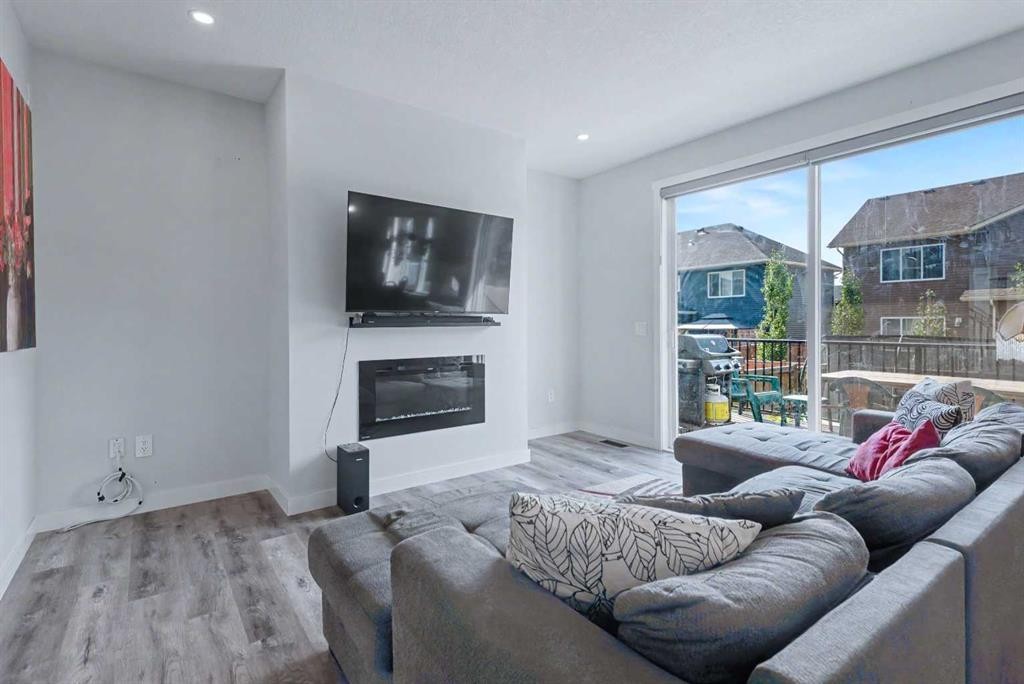 768 Edgefield Crescent, Strathmore, AB - Indoor Photo Showing Living Room With Fireplace
