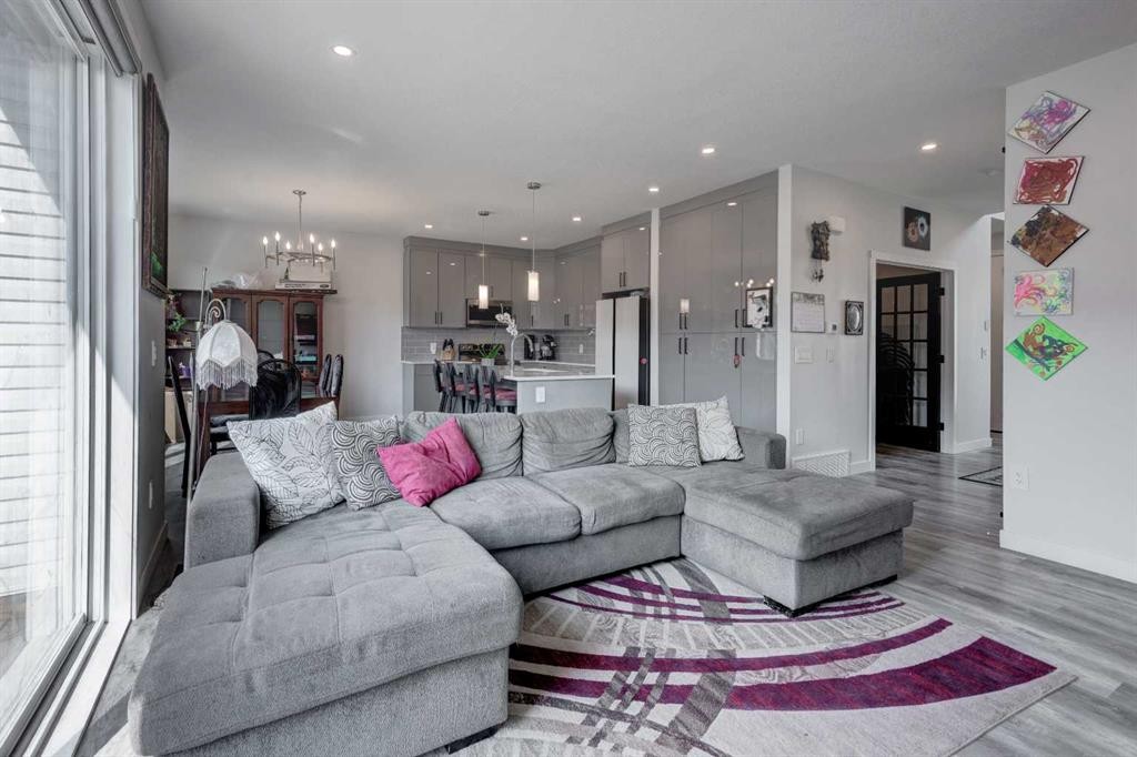 768 Edgefield Crescent, Strathmore, AB - Indoor Photo Showing Living Room
