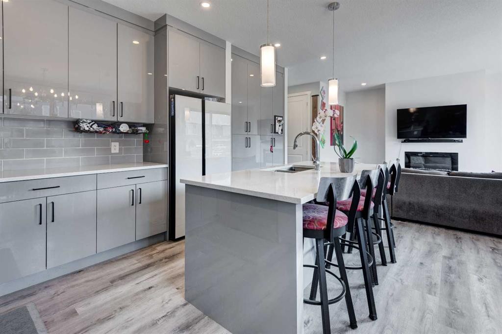 768 Edgefield Crescent, Strathmore, AB - Indoor Photo Showing Kitchen With Upgraded Kitchen
