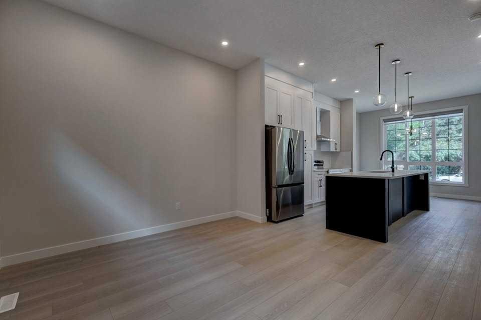 602 11 Avenue Ne, Calgary, AB - Indoor Photo Showing Kitchen