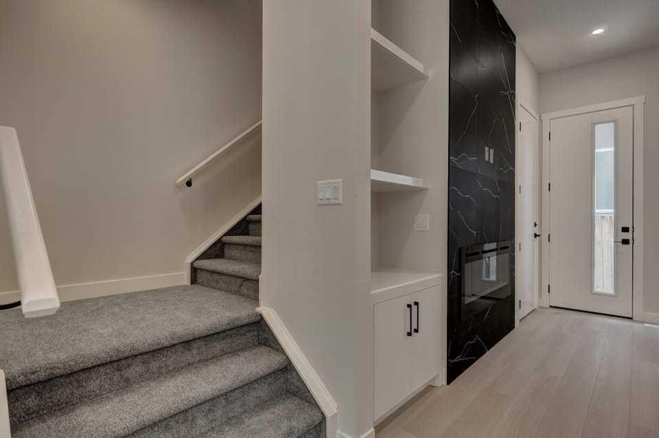 602 11 Avenue Ne, Calgary, AB - Indoor Photo Showing Other Room