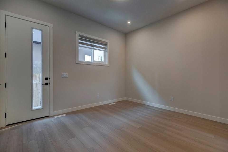 602 11 Avenue Ne, Calgary, AB - Indoor Photo Showing Other Room
