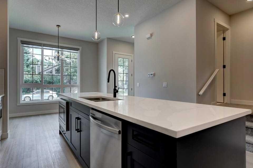 602 11 Avenue Ne, Calgary, AB - Indoor Photo Showing Kitchen With Double Sink With Upgraded Kitchen