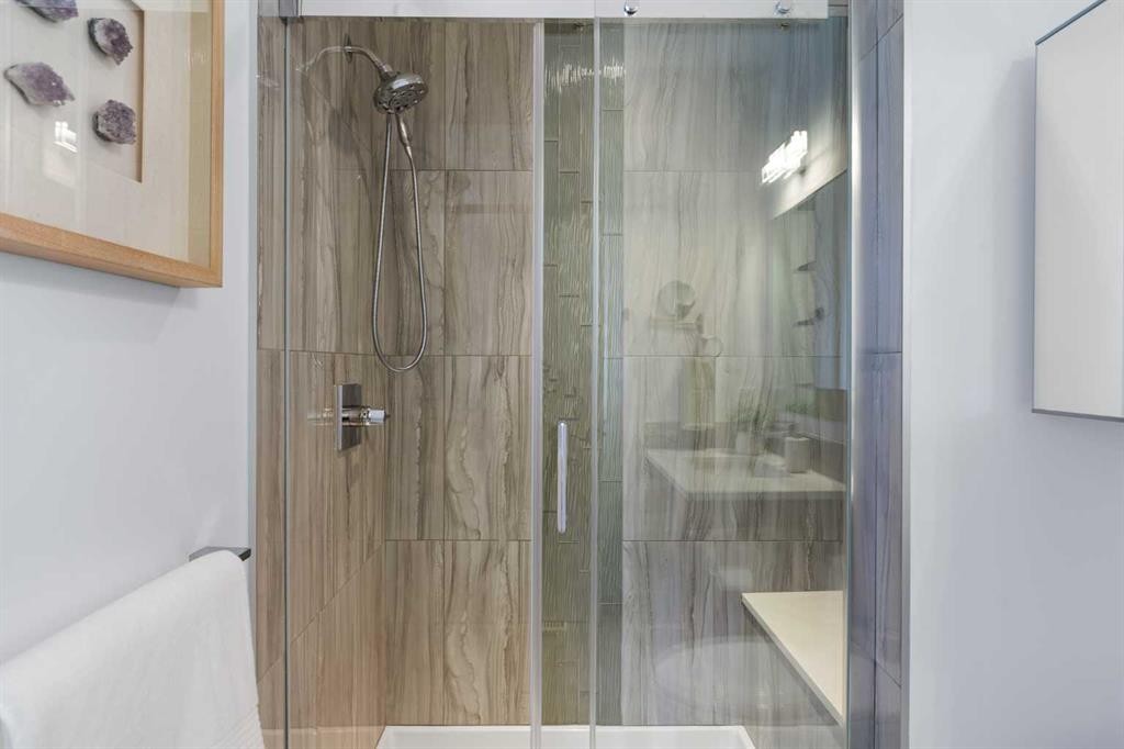 2002 35 Street Sw, Calgary, AB - Indoor Photo Showing Bathroom