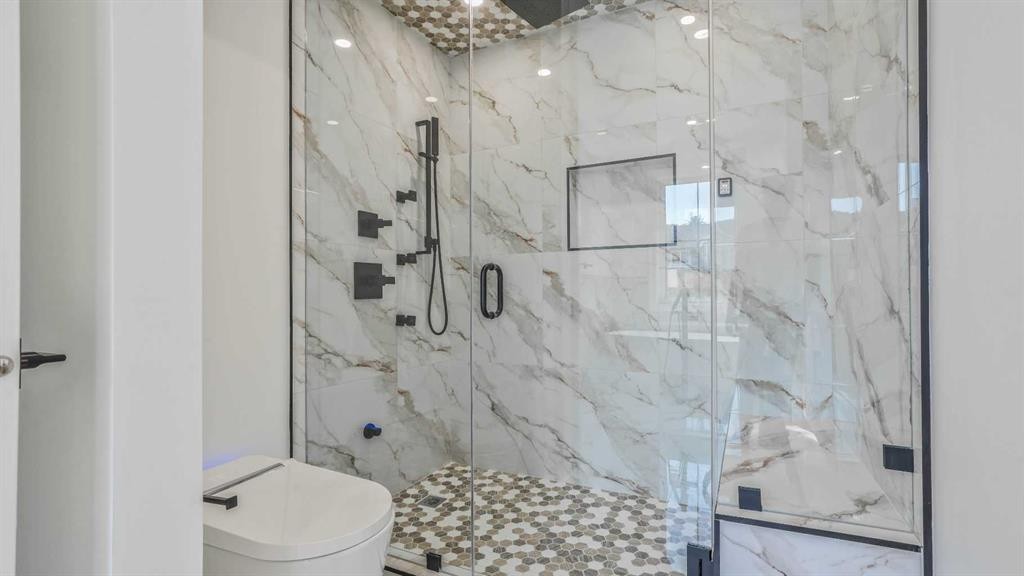 8924 34 Avenue, Calgary, AB - Indoor Photo Showing Bathroom