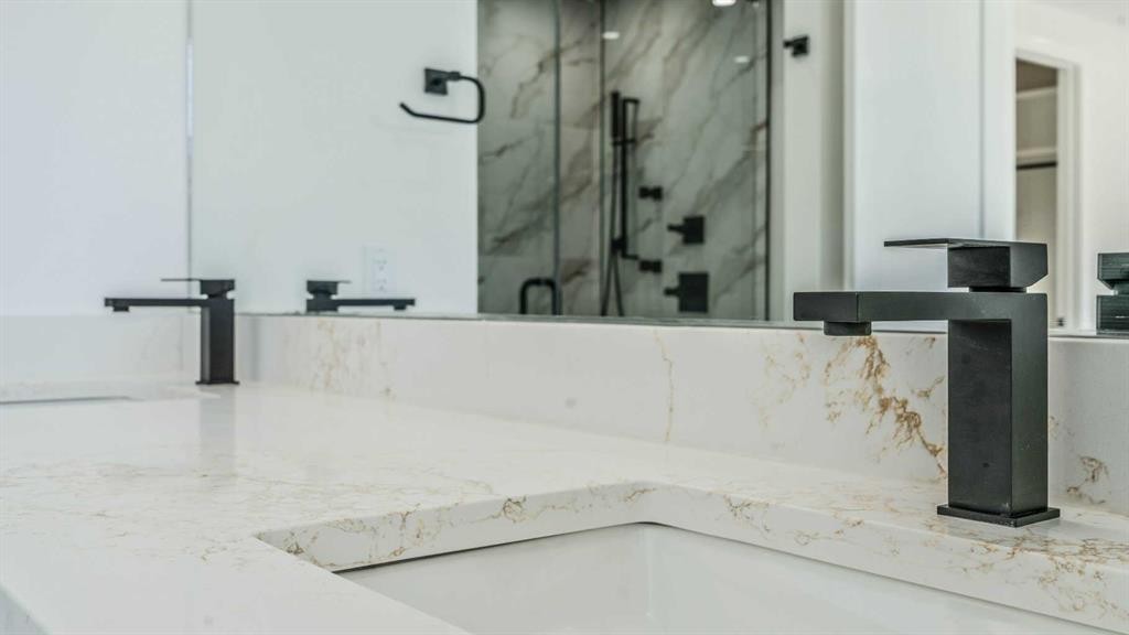 8924 34 Avenue, Calgary, AB - Indoor Photo Showing Bathroom