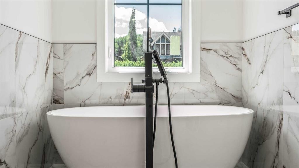 8924 34 Avenue, Calgary, AB - Indoor Photo Showing Bathroom