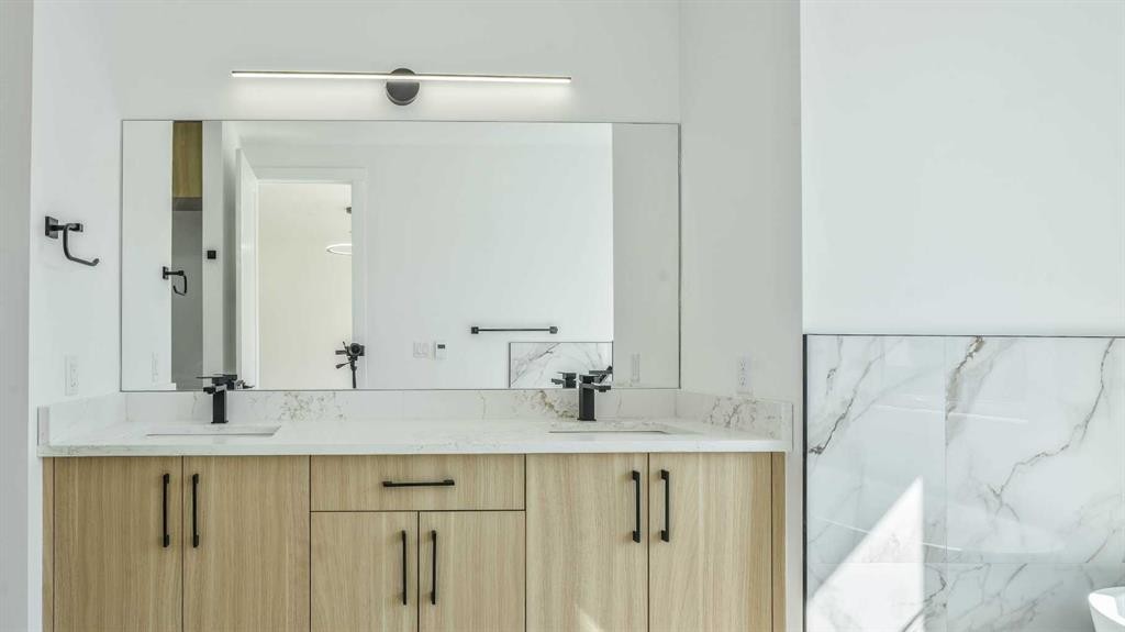 8924 34 Avenue, Calgary, AB - Indoor Photo Showing Bathroom