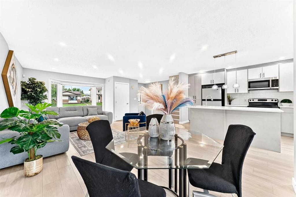 6832 37 Avenue Ne, Calgary, AB - Indoor