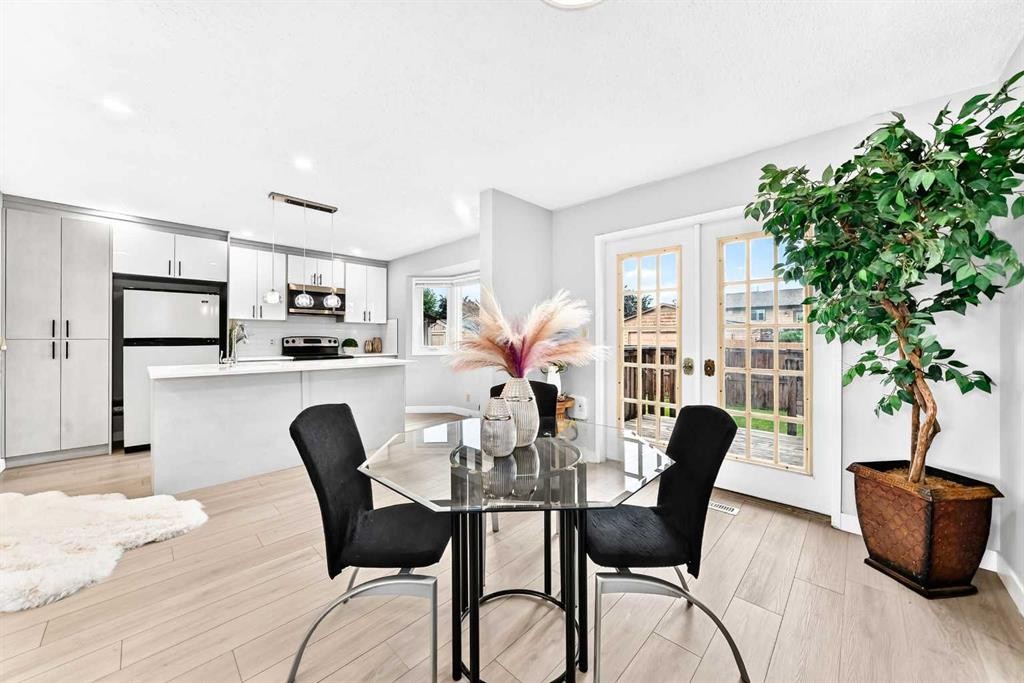 6832 37 Avenue Ne, Calgary, AB - Indoor Photo Showing Dining Room