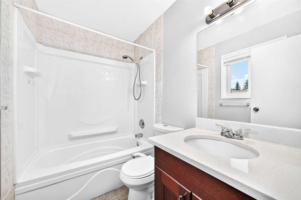 6832 37 Avenue Ne, Calgary, AB - Indoor Photo Showing Bathroom