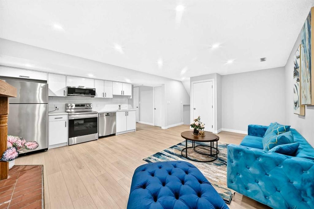 6832 37 Avenue Ne, Calgary, AB - Indoor