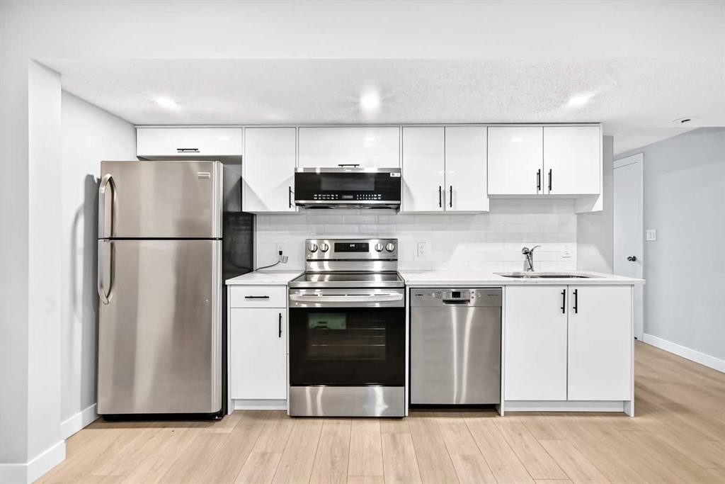 6832 37 Avenue Ne, Calgary, AB - Indoor Photo Showing Kitchen