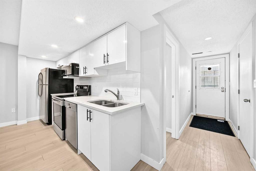 6832 37 Avenue Ne, Calgary, AB - Indoor Photo Showing Kitchen With Double Sink