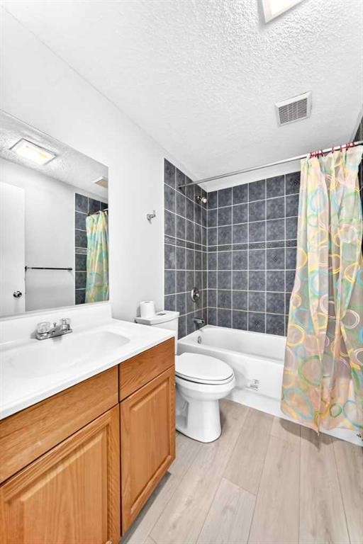 6832 37 Avenue Ne, Calgary, AB - Indoor Photo Showing Bathroom