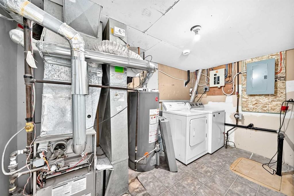 6832 37 Avenue Ne, Calgary, AB - Indoor Photo Showing Laundry Room