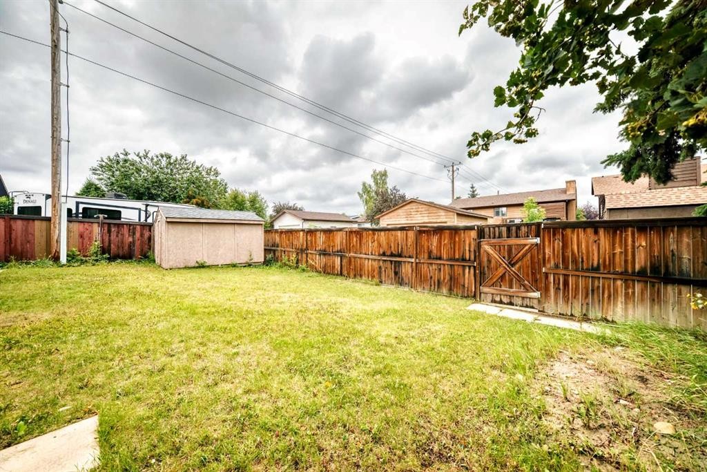 6832 37 Avenue Ne, Calgary, AB - Outdoor