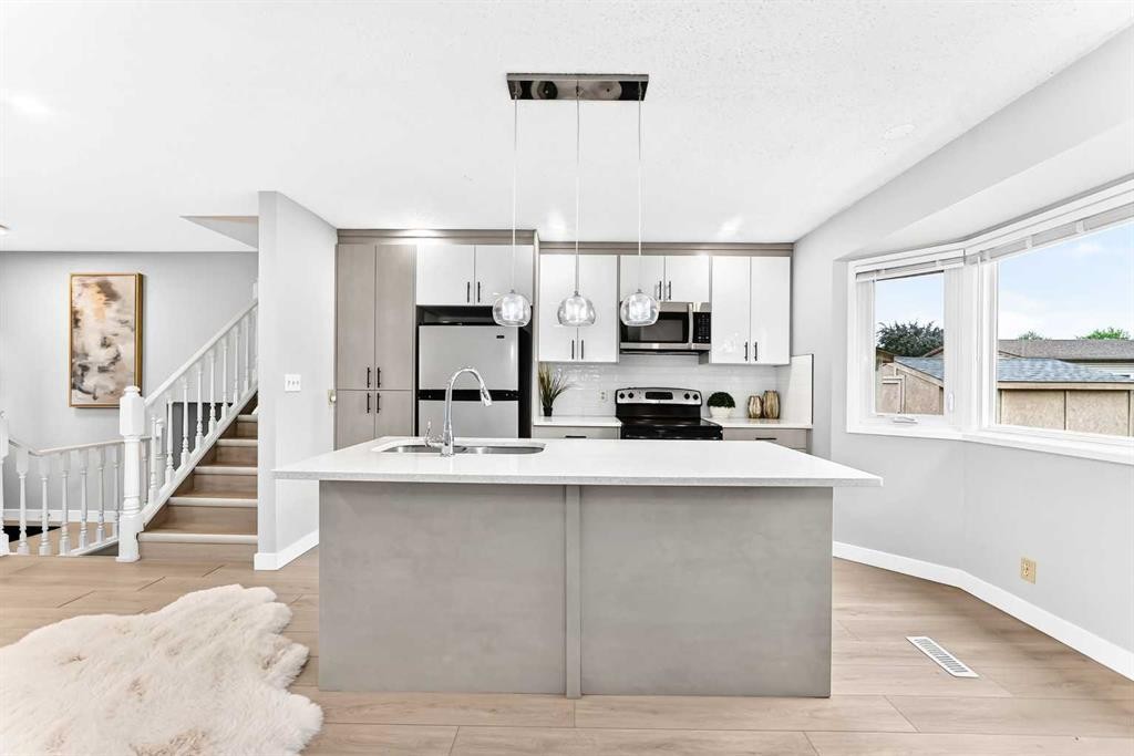 6832 37 Avenue Ne, Calgary, AB - Indoor Photo Showing Kitchen