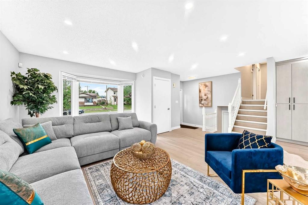 6832 37 Avenue Ne, Calgary, AB - Indoor Photo Showing Living Room