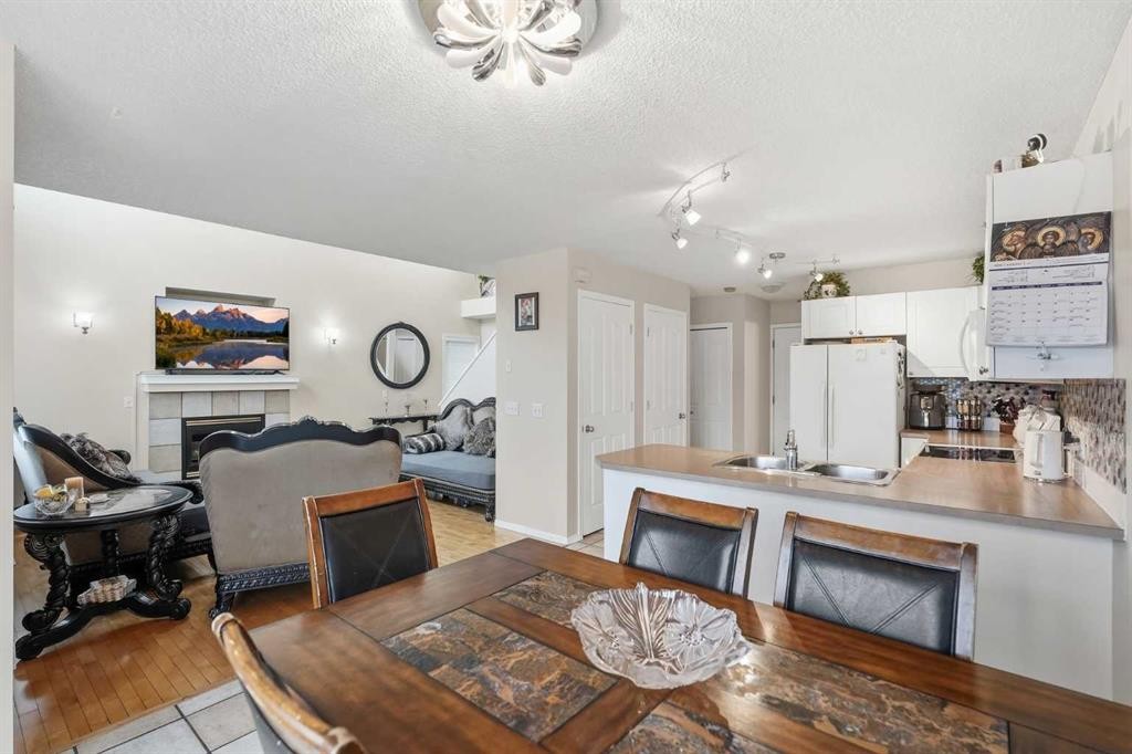52 Douglas Glen Crescent Se, Calgary, AB - Indoor