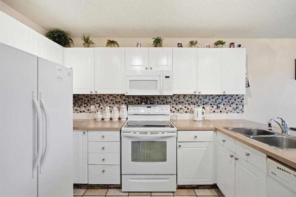 52 Douglas Glen Crescent Se, Calgary, AB - Indoor Photo Showing Kitchen With Double Sink