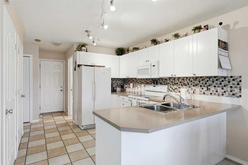 52 Douglas Glen Crescent Se, Calgary, AB - Indoor Photo Showing Kitchen With Double Sink