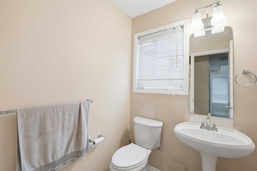 52 Douglas Glen Crescent Se, Calgary, AB - Indoor Photo Showing Bathroom