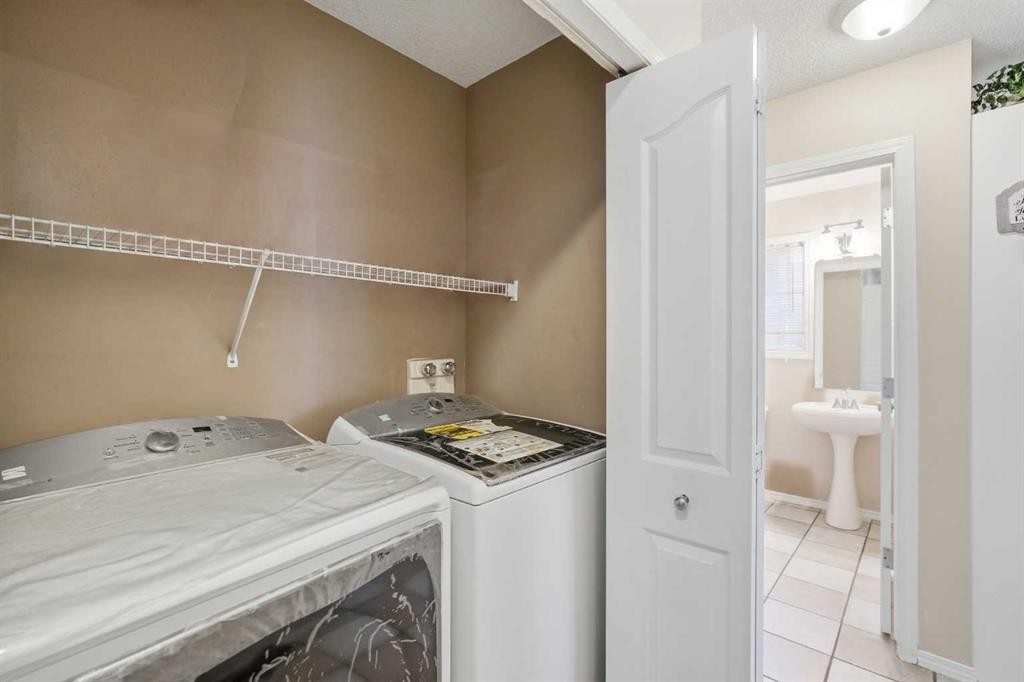 52 Douglas Glen Crescent Se, Calgary, AB - Indoor Photo Showing Laundry Room