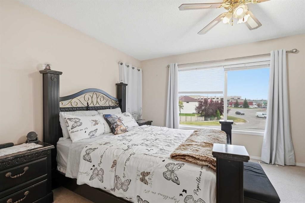52 Douglas Glen Crescent Se, Calgary, AB - Indoor Photo Showing Bedroom