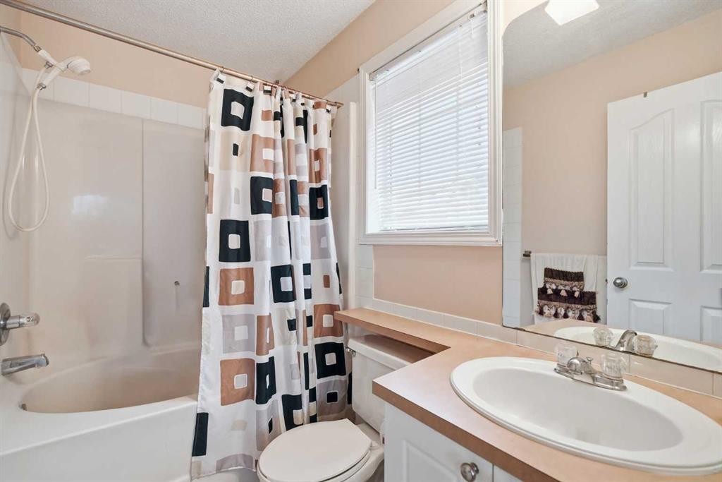52 Douglas Glen Crescent Se, Calgary, AB - Indoor Photo Showing Bathroom