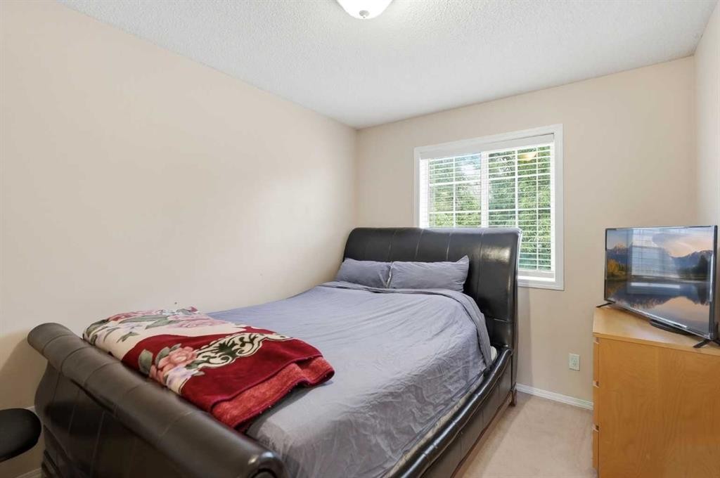 52 Douglas Glen Crescent Se, Calgary, AB - Indoor Photo Showing Bedroom